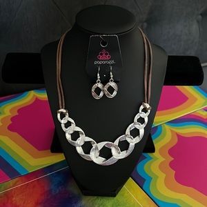 Paparazzi Necklace Brown Silver
Naturally Nautical Suede Cord Short & earrings